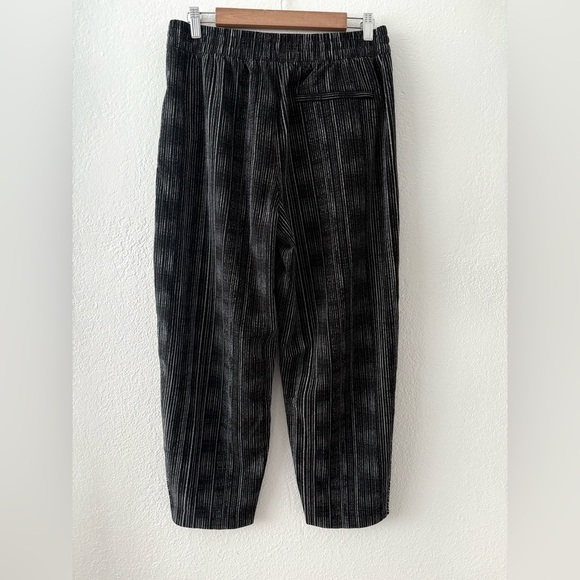 Athleta Arrival Crop Striped Balloon pants Size 8 Zipper Pockets - Picture 4 of 14
